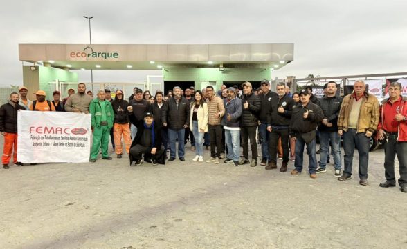 Trabalhadores da coleta de lixo de Jacareí fazem assembleia após 240 demissões