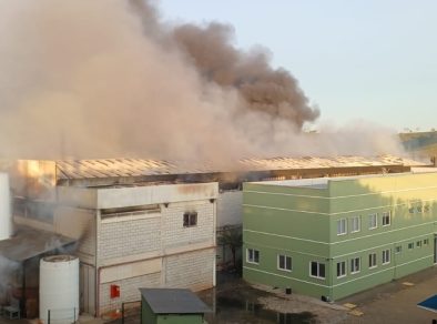 Incêndio atinge fábrica na área rural de Jambeiro