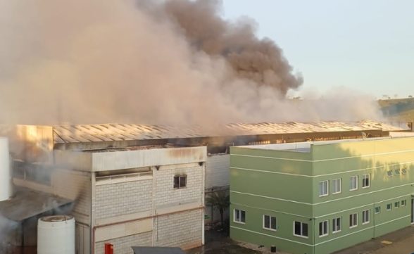 Incêndio atinge fábrica na área rural de Jambeiro