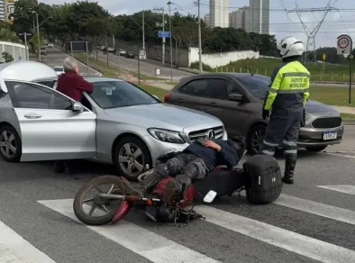 Motociclista é atingido por carro no Jardim Aquarius em São José 