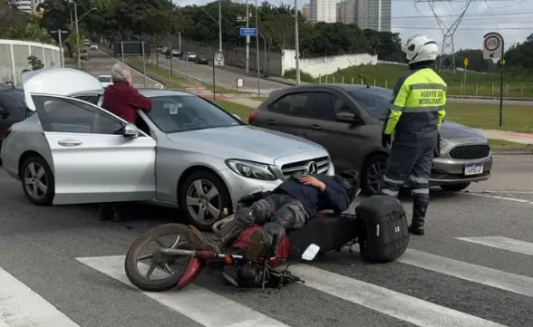 Motociclista é atingido por carro no Jardim Aquarius em São José 
