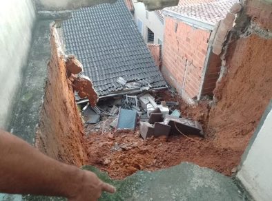 Casa desaba em Sjcampos e é interditada pela Defesa Civil