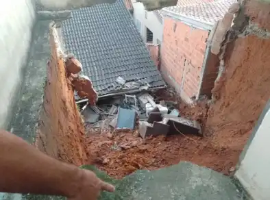 Casa desaba em Sjcampos e é interditada pela Defesa Civil