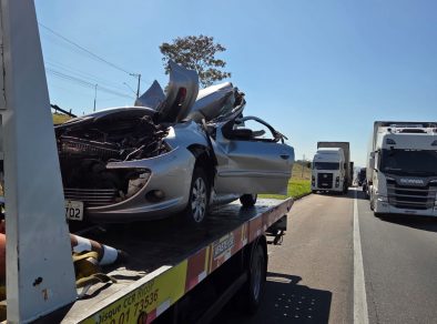 Acidente entre carro e caminhões na Dutra em Caçapava deixa 2 feridos