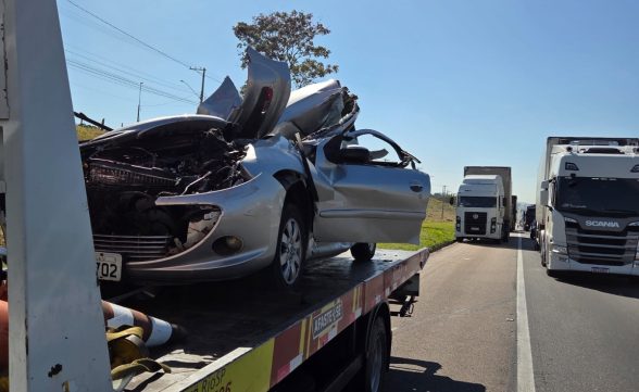 Acidente entre carro e caminhões na Dutra em Caçapava deixa 2 feridos