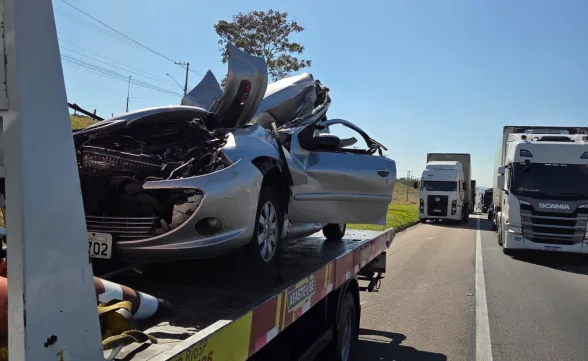 Acidente entre carro e caminhões na Dutra em Caçapava deixa 2 feridos