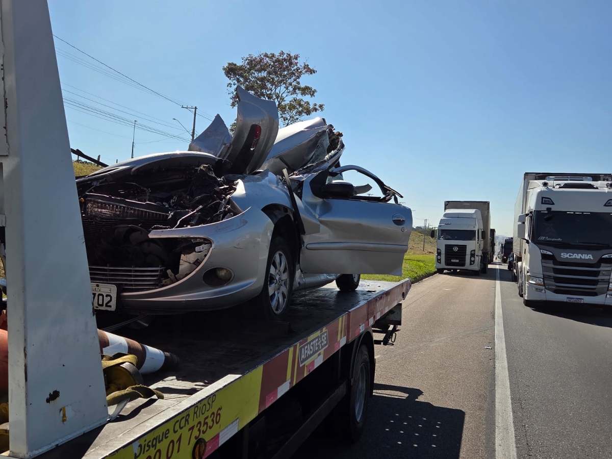 Acidente entre carro e caminhões na Dutra em Caçapava deixa 2 feridos