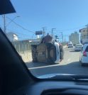 Carro capota próximo ao prédio da Prefeitura de São José