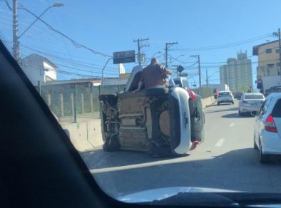 Carro capota próximo ao prédio da Prefeitura de São José