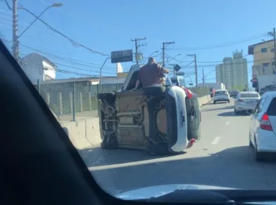 Carro capota próximo ao prédio da Prefeitura de São José