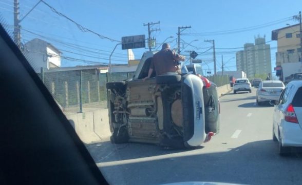 Carro capota próximo ao prédio da Prefeitura de São José
