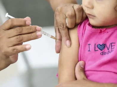 Brasil vive crise prolongada na vacinação infantil, mesmo com melhora em 2023