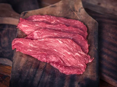 Homem é preso após roubar peça de carne e ameaçar funcionária em açougue em São José