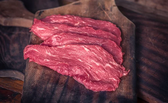 Homem é preso após roubar peça de carne e ameaçar funcionária em açougue em São José