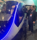 Cabine do “carro voador” da Embraer é revelada em evento em…