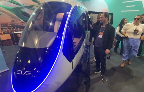 Cabine do “carro voador” da Embraer é revelada em evento em SP 