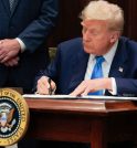 Trump assina decreto que impõe tarifa de 50% ao Brasil
