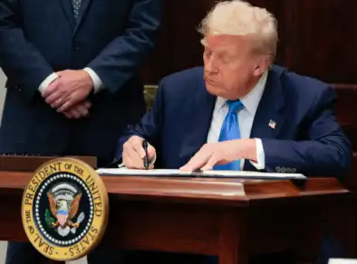 Trump assina decreto que impõe tarifa de 50% ao Brasil