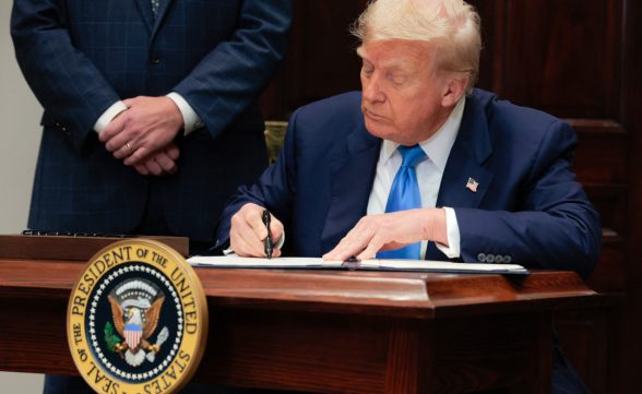 Trump assina decreto que impõe tarifa de 50% ao Brasil