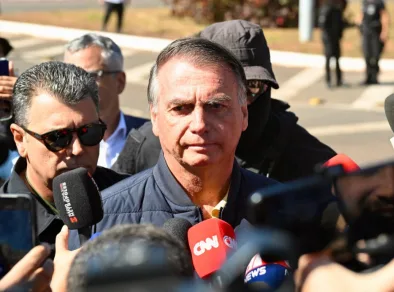 Bolsonaro nega planejar fuga do Brasil e diz ser vítima de “suprema humilhação”