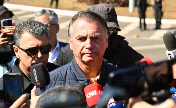 Bolsonaro nega planejar fuga do Brasil e diz ser vítima de “suprema humilhação”