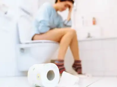 Uso do celular no vaso pode causar hemorroidas, dores posturais e até dependência emocional