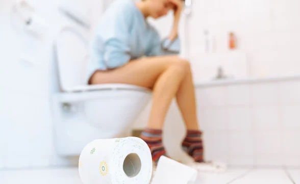 Uso do celular no vaso pode causar hemorroidas, dores posturais e até dependência emocional