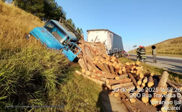 Caminhoneiro morre em acidente na Rodovia Dom Pedro I em Jacareí