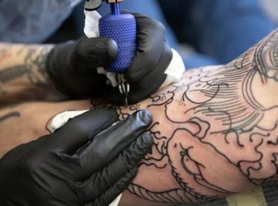 Fim da anestesia nas tattoos? Nova regra do CFM gera polêmica e alerta sobre segurança
