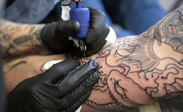 Fim da anestesia nas tattoos? Nova regra do CFM gera polêmica e alerta sobre segurança