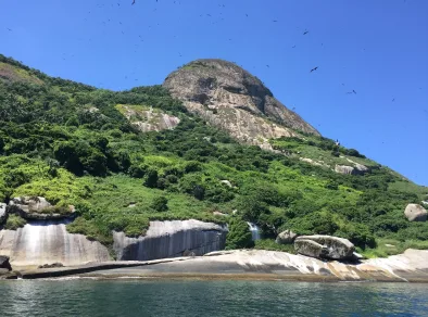 Barco com seis pessoas afunda em Ilhabela; todos são resgatados com vida