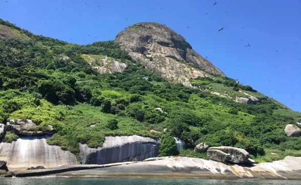 Barco com seis pessoas afunda em Ilhabela; todos são resgatados com vida