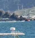 Embarcação pega fogo no mar em São Sebastião