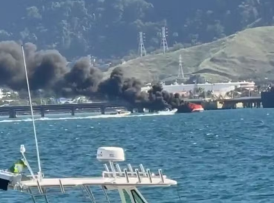 Embarcação pega fogo no mar em São Sebastião