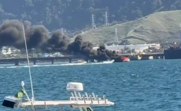 Embarcação pega fogo no mar em São Sebastião