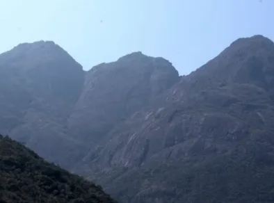 Adolescente é resgatada de helicóptero após se machucar no Pico dos Marins