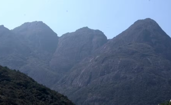 Adolescente é resgatada de helicóptero após se machucar no Pico dos Marins