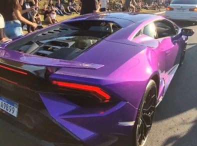Yuri Alberto circula por São José com sua Lamborghini roxa no aniversário da cidade 