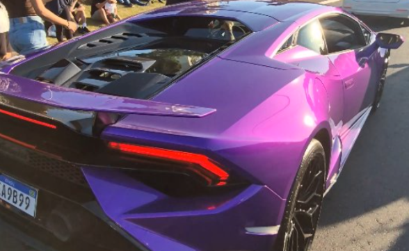 Yuri Alberto circula por São José com sua Lamborghini roxa no aniversário da cidade 