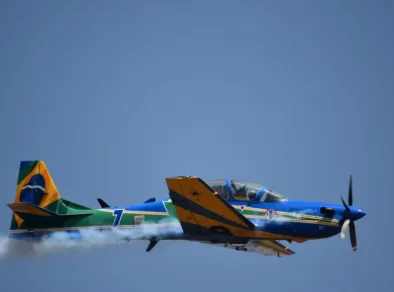 Avião da Esquadrilha da Fumaça colide no ar e cai durante treino no interior de SP