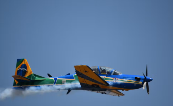 Avião da Esquadrilha da Fumaça colide no ar e cai durante treino no interior de SP
