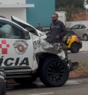 Colisão entre viatura da PM e caminhão interdita parcialmente avenida Cidade…