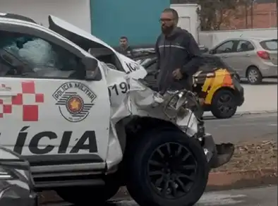 Colisão entre viatura da PM e caminhão interdita parcialmente avenida Cidade Jardim
