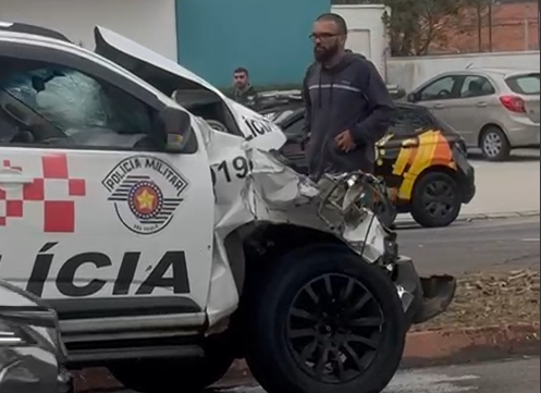 Colisão entre viatura da PM e caminhão interdita parcialmente avenida Cidade Jardim