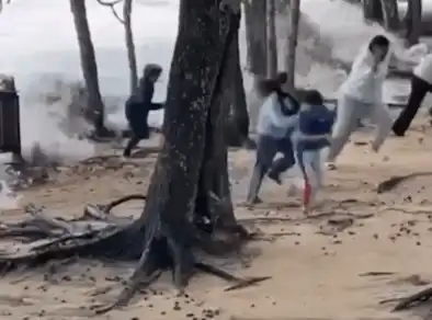 Ressaca no mar causada por frente fria assusta banhistas em Ilhabela