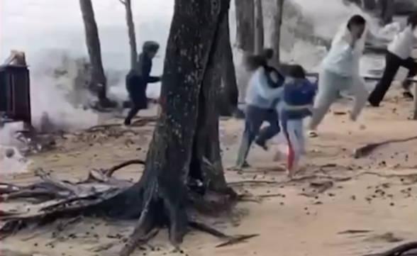 Ressaca no mar causada por frente fria assusta banhistas em Ilhabela