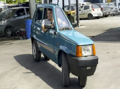 Mecânico italiano viraliza ao criar carro mais estreito do mundo