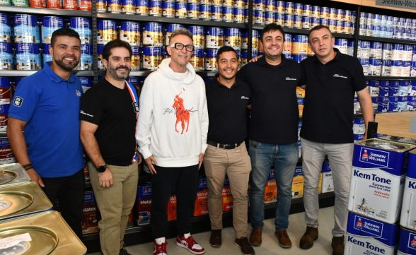 Loja de fábrica da Sherwin Williams inaugura no Urbanova com a presença do ex-jogador Neto do Corinthians