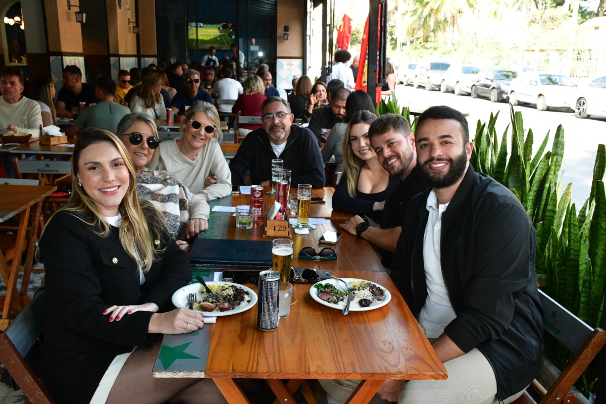 Feriado quente com Feijoada no Disk Me Disse Bar