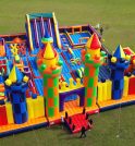 Parque inflável gigante chega ao CenterVale Shopping com diversão para toda…
